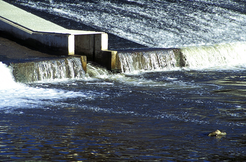 Fish trap, Blackweir, Cardiff, Wales, UK     (rr)