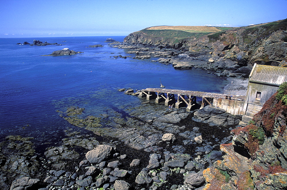 Lifeboat station and bay, Lizard Point     (rr)