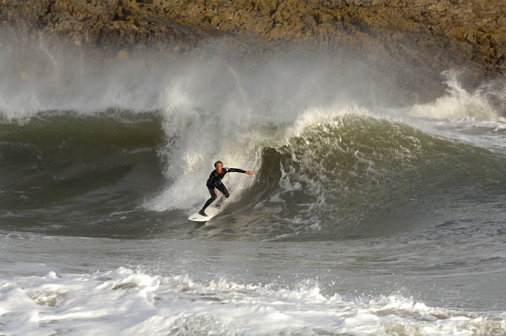 Surfing, Broad Haven South, Pembrokeshire, Wales, UK, Europe     (rr)