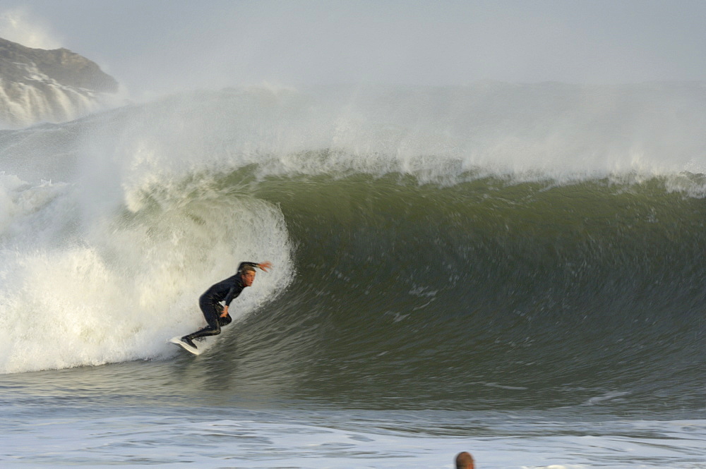 Surfing, Broad Haven South, Pembrokeshire, Wales, UK, Europe     (rr)