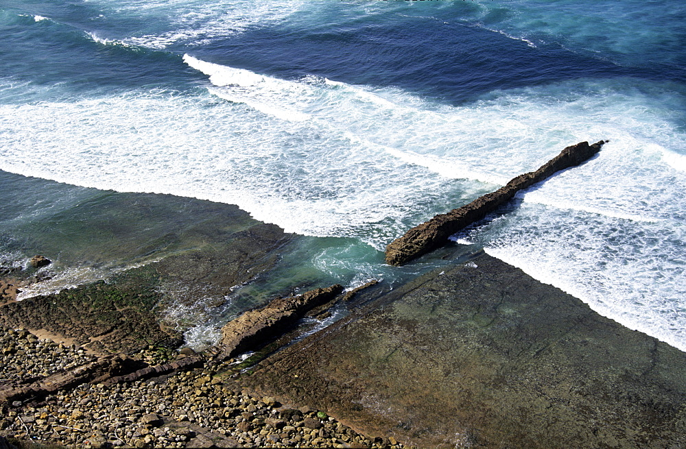 Igneous dyke, Ericeira, Portugal     (rr)