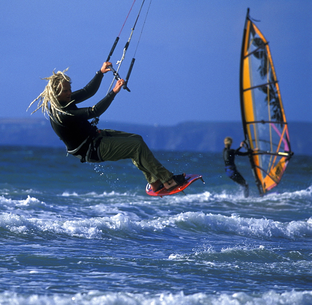 Ben Hanbury kitesurfing, Braod Haven, Pembrokeshire        (rr)