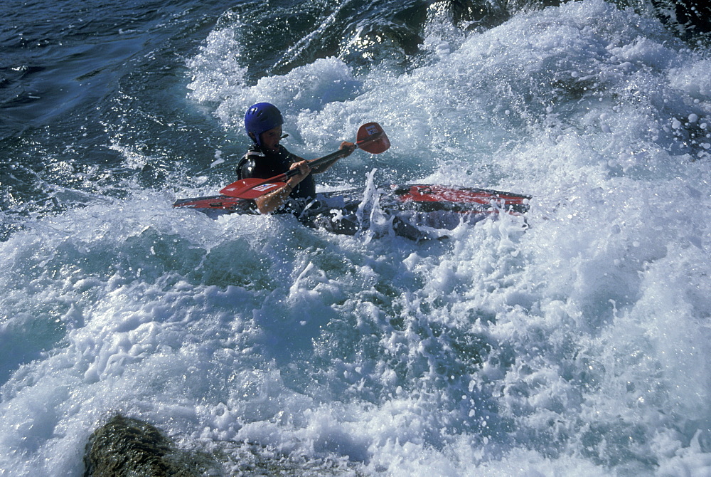 Kayaking, rock-hopping, Pembrokeshire, Wales, UK       (rr)