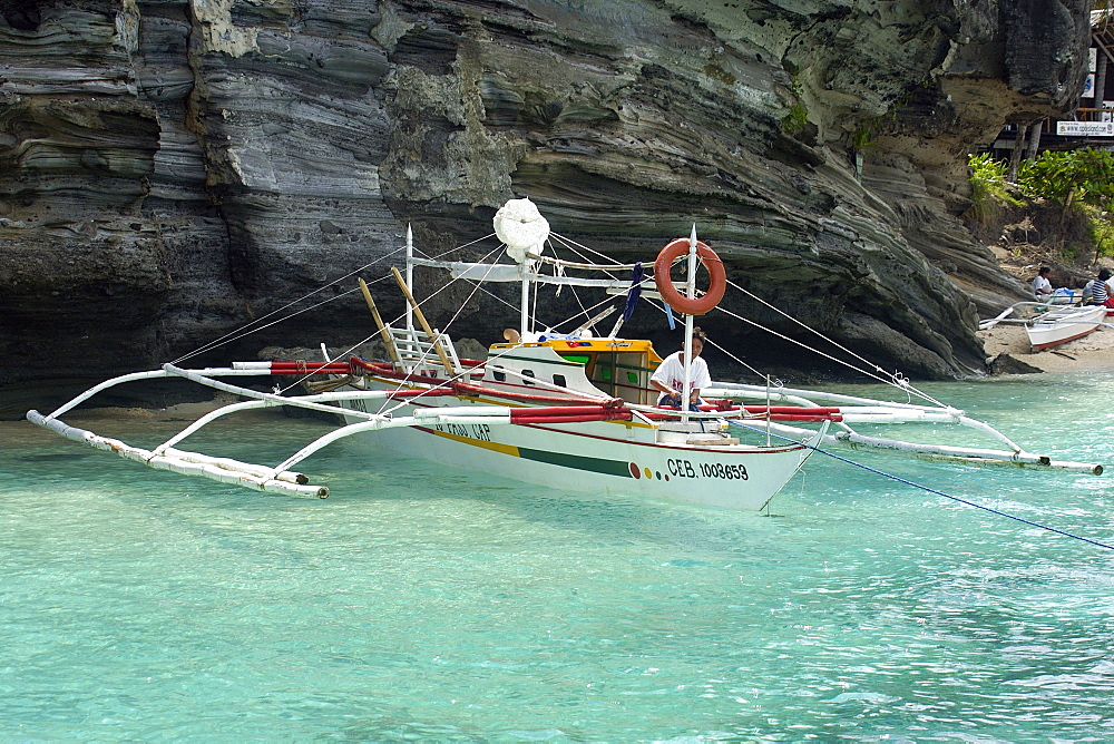 Bangka or traditional Philippino boat, in turquoise waters, Apo Island, Negros, Philippines, Southeast Asia, Asia