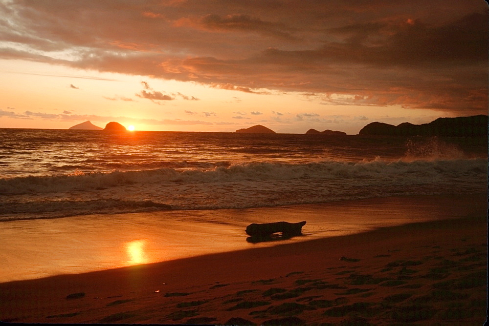 Sunset and island silhouettes, Boi¡ucanga, Sao Paulo, Brazil, South America