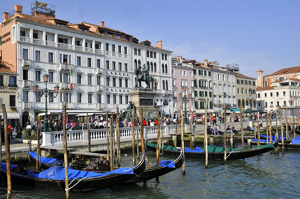 Waterfront Promenade Riva Degli Schiavoni with gondolas on Venetian lagoon, Venice, UNESCO World Heritage Site, Veneto, Italy, Europe