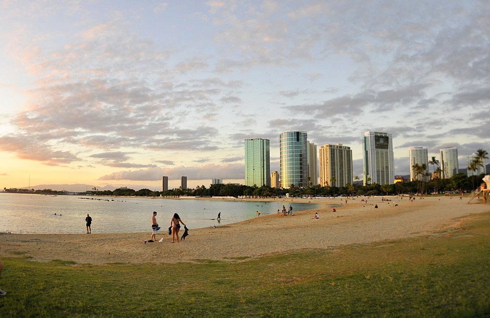 Ala Moana Beach Park at dusk, Honolulu, Oahu, Hawaii, United States of America, Pacific