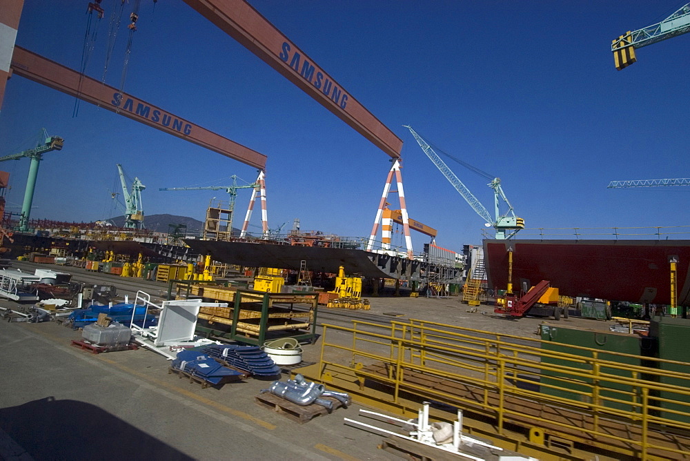 Heavy cranes, machinery and ships under construction at Samsung shipyard, Geoje-Do, South Korea, Asia