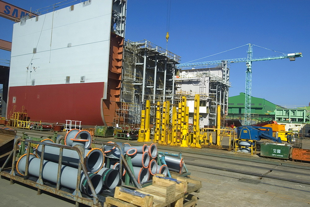 Heavy cranes, machinery and ships under construction at Samsung shipyard, Geoje-Do, South Korea, Asia