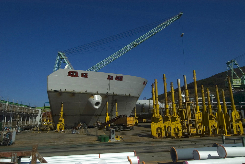 Heavy cranes, machinery and ships under construction at Samsung shipyard, Geoje-Do, South Korea, Asia