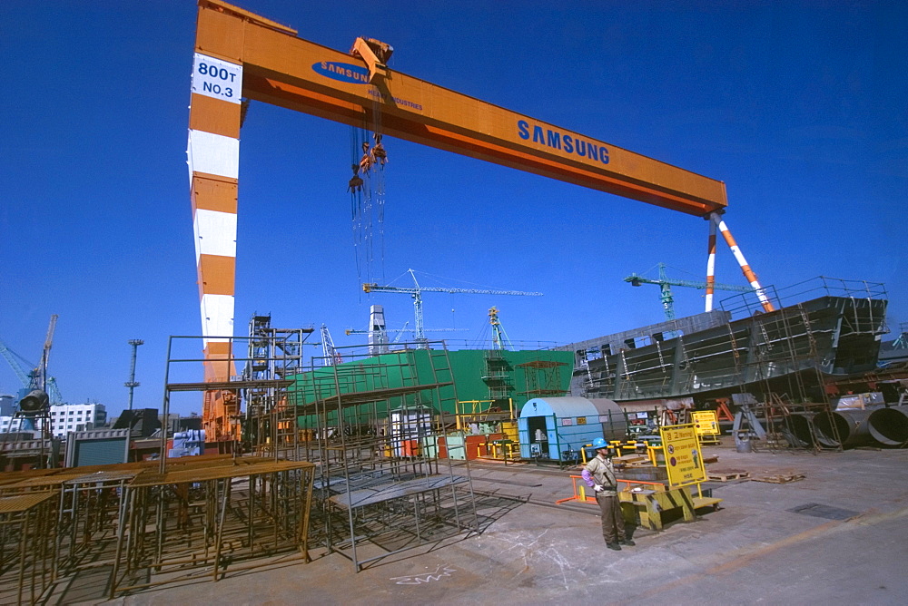 Heavy cranes, machinery and ships under construction at Samsung shipyard, Geoje-Do, South Korea, Asia