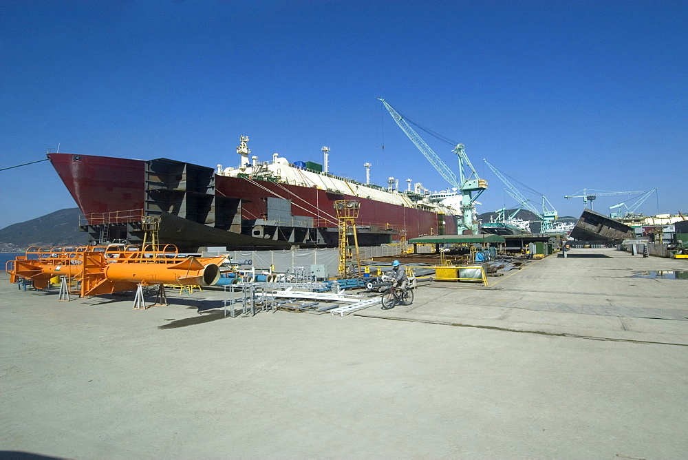 Heavy cranes, machinery and ships under construction at Samsung shipyard, Geoje-Do, South Korea, Asia