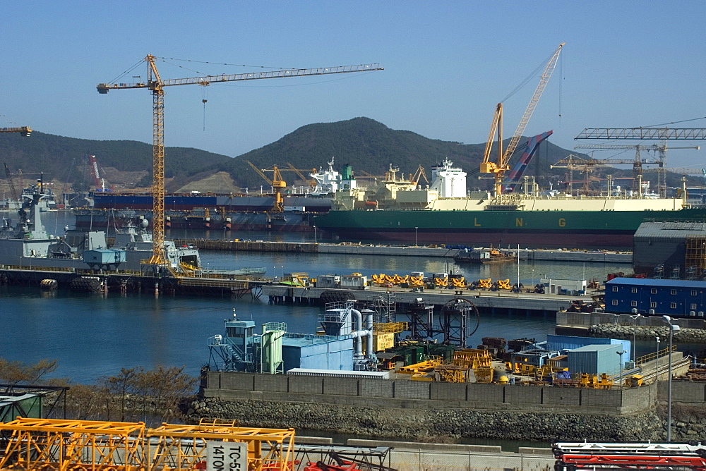 Heavy cranes, machinery and ships under construction at Samsung shipyard, Geoje-Do, South Korea, Asia