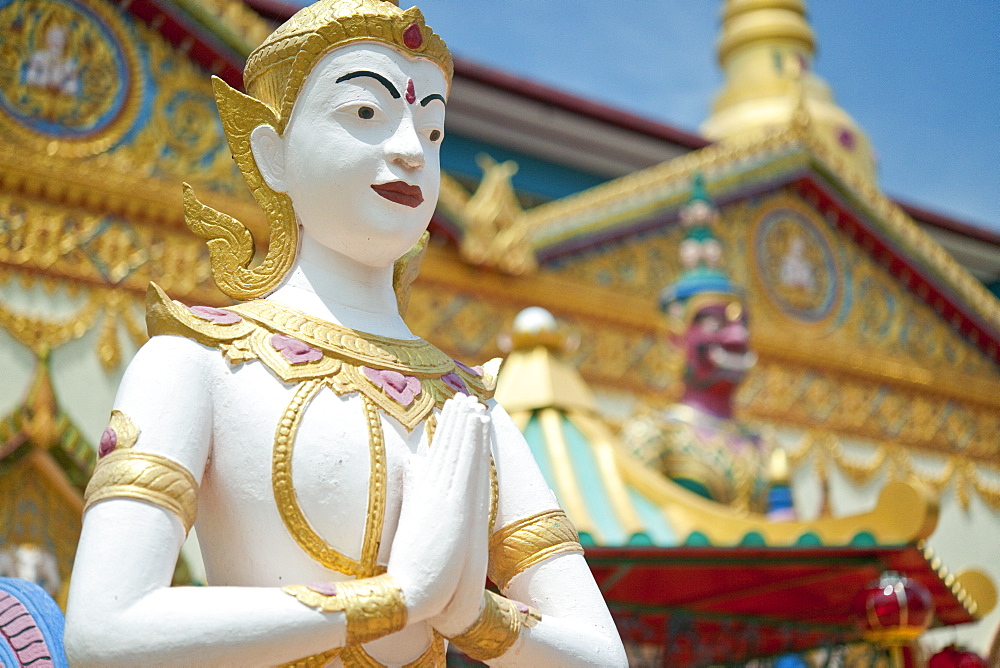 Thai Buddhist temple housing the 33 meter reclining Buddha, 3rd largest world wide.  Wat Chaiya Mangkalaram, George Town, Thailand, Asia