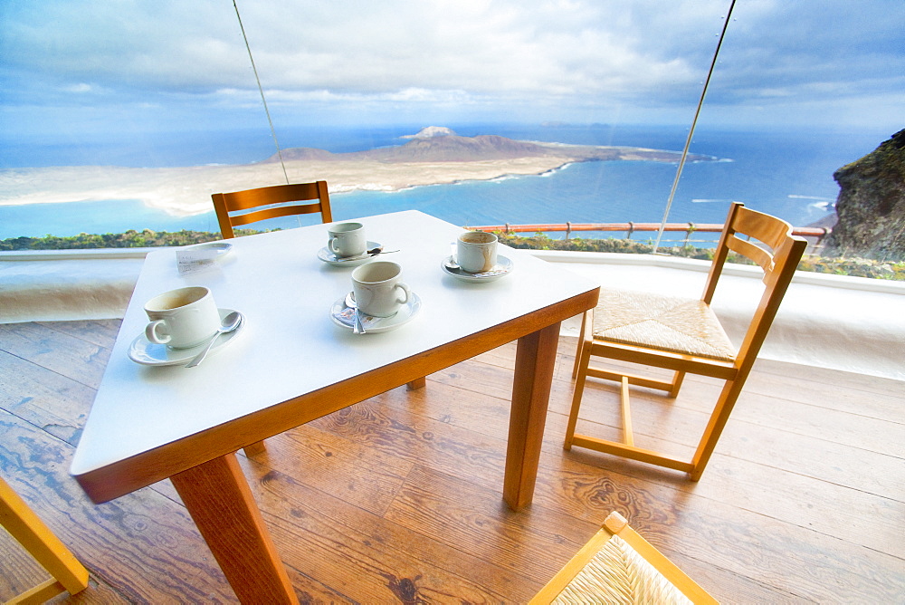 09/04/2009. Spain, España, Canary Islands, Canarias, Lanzarotie, View from Mirador del Rio to La Graciosa island. Cesar Manrique Site of interest, Caffe, coffe, table and chairs. Arrecife, Mirador Del Rio, Lanzarote. Canary Islands, Spain, España