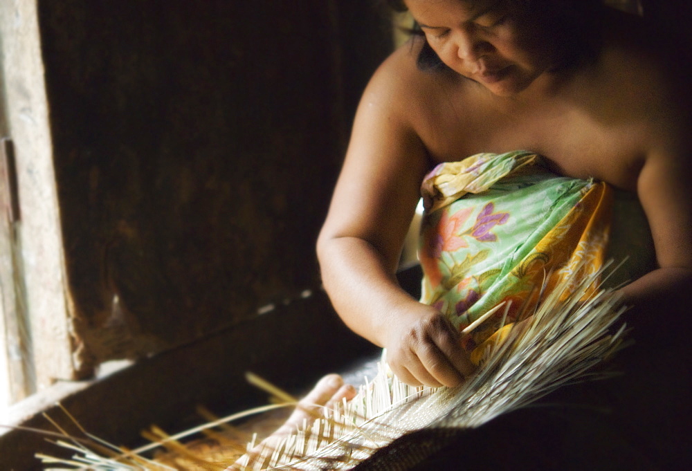 Tribe members, bamboo weave, making crafts, Iban Long House comunity. Kuching, Sarawak, Borneo, Malaysia, South-East Asia, Asia