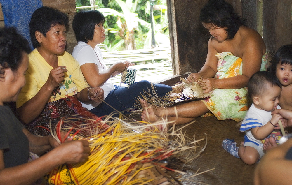 Tribe members, bamboo weave, making crafts, Iban Long House comunity. Kuching, Sarawak, Borneo, Malaysia, South-East Asia, Asia