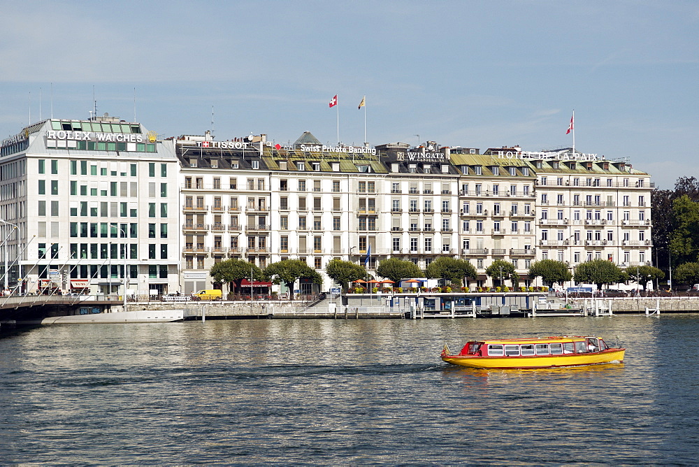 Quai du Mont Blanc overlooking Lake Geneva, Geneva, Switzerland, Europe