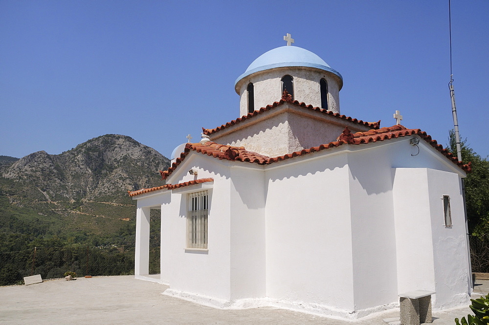 Chapel near Marathokambos with Mount Kerkis in the background, Samos, Eastern Sporades, Greek Islands, Greece, Europe 