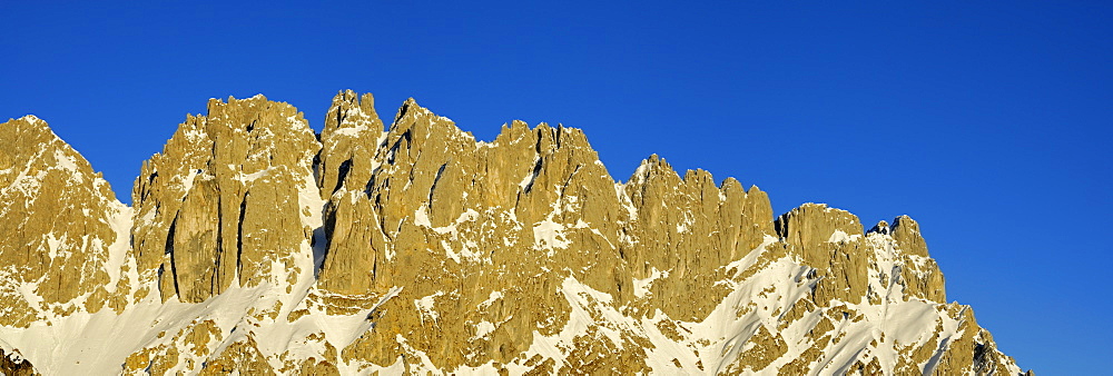 panorama of Wilder Kaiser south faces seen from hut Gruttenhuette: Vordere Goinger Halt, Goinger Scharte, Noerdliche Toerlspitze, Goinger Turm, Goinger Toerlspitze, Westliches and Oestliches Toerleck, Toerltuerme, Toerlwand and Regalmwand, Wilder Kaiser range, Kaisergebirge, Tyrol, Austria