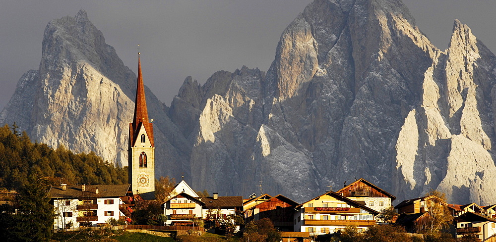 Mountain village Teis in front of Geisler group, Valley of Villnoess, South Tyrol, Alto Adige, Italy, Europe