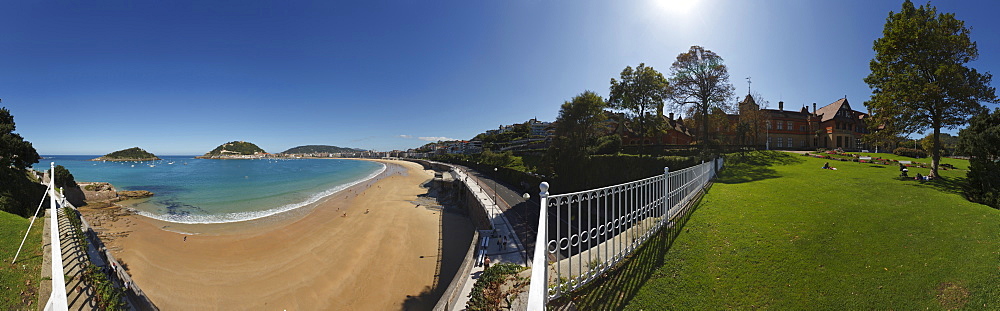 View of the beach and the royal palace Palacio de Miramar, Playa de la Concha, Isla de Santa Clara, Bahia de la Concha, Bay of La Concha, San Sebastian, Donostia, Camino de la Costa, Camino del Norte, coastal route, Way of St. James, Camino de Santiago, pilgrims way, province of Guipuzcoa, Basque Country, Euskadi, Northern Spain, Spain, Europe