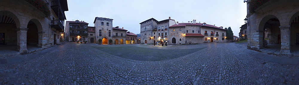 Torre de Don Borja tower and the restaurant El Castillo at the old town in the evening, Plaza Mayor, Santillana del Mar, Camino de la Costa, Camino del Norte, coastal route, Way of St. James, Camino de Santiago, pilgrims way, province of Cantabria, Cantabria, Northern Spain, Spain, Europe