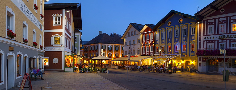 Restaurants in Market Square illuminated at dusk, Mondsee, Mondsee Lake, Oberosterreich (Upper Austria), Austria, Europe