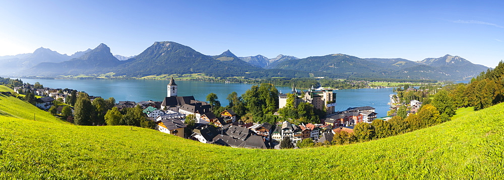 Elevated view over Parish Church and St. Wolfgang, Wolfgangsee lake, Flachgau, Salzburg, Upper Austria, Austria, Europe