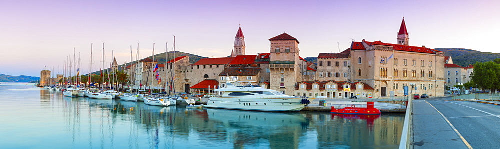 Trogir's historic Stari Grad (Old Town) defensive walls and harbour, Trogir, Dalmatia, Croatia, Europe