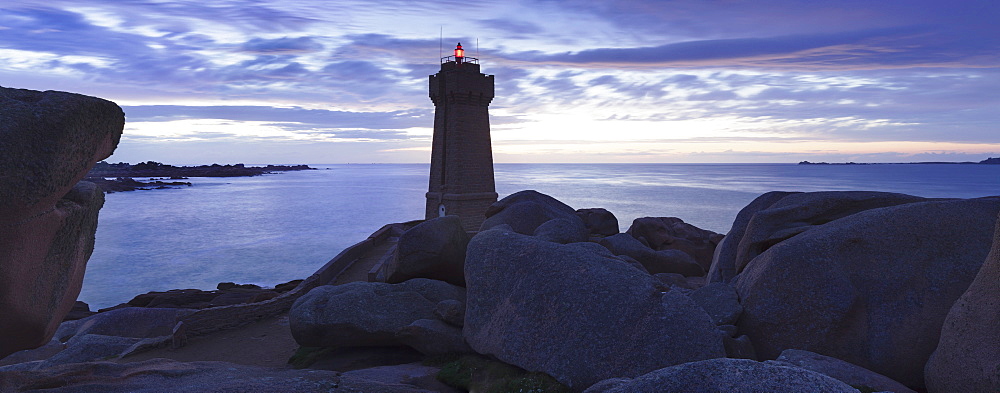 Lighthouse of Meen Ruz, Ploumanach, Cote de Granit Rose, Cotes d'Armor, Brittany, France, Europe 