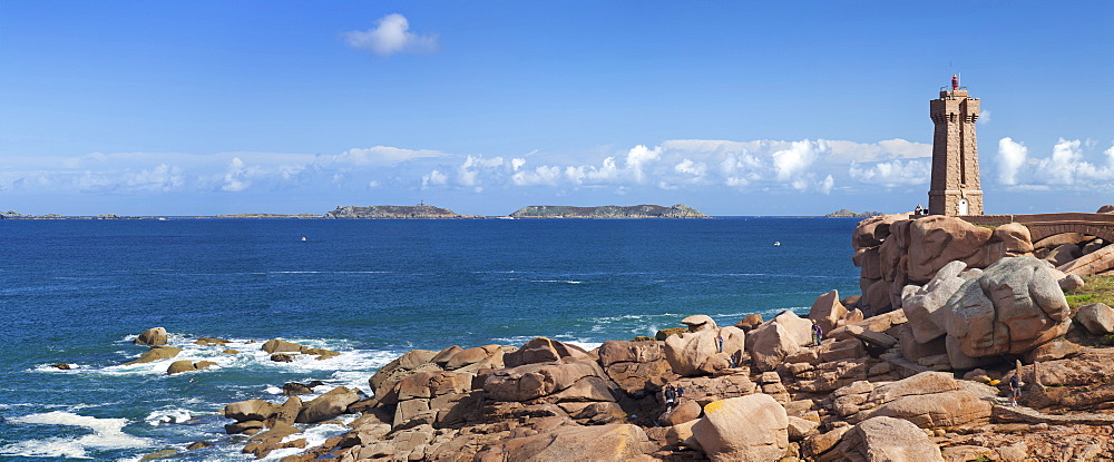 Lighthouse of Meen Ruz, Ploumanach, Cote de Granit Rose, Cotes d'Armor, Brittany, France, Europe 