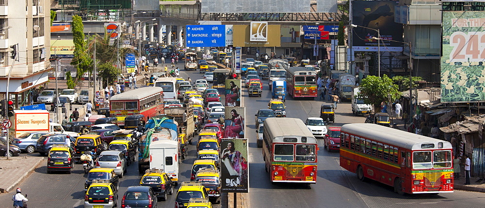 Traffic congestion on downtown highway to Bandra, Andheri and Santacruz and access route to the BKC Complex in Mumbai, India