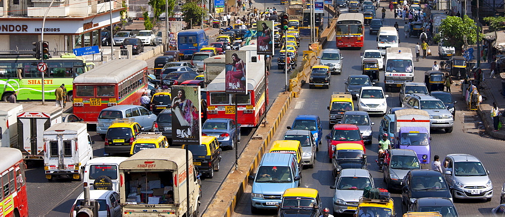 Traffic congestion on downtown highway to Bandra, Andheri and Santacruz and access route to the BKC Complex in Mumbai, India