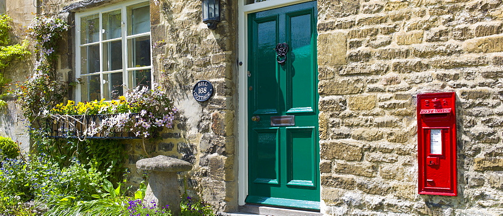 Traditional Cotswold stone cottage on the High Street in the popular country town of Burford in the Cotswolds, Oxfordshire, UK