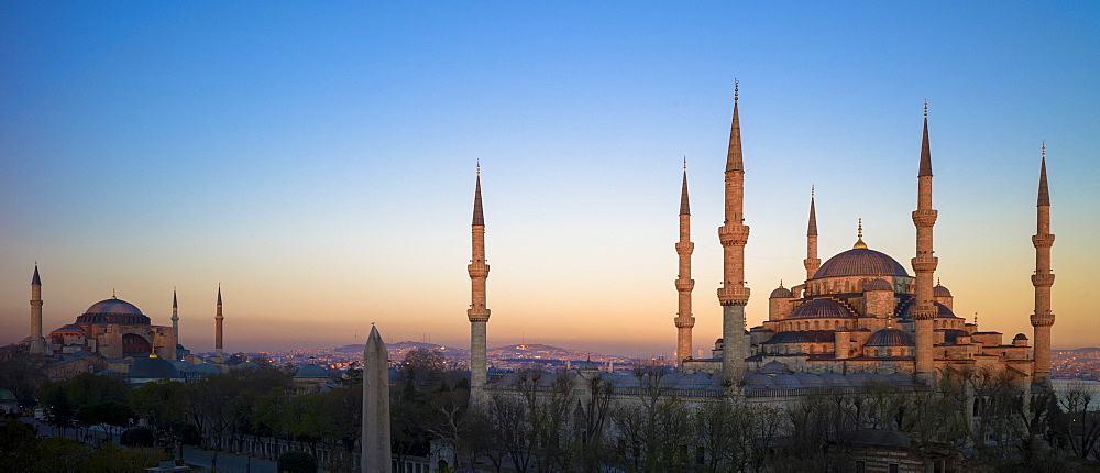 Sunset at The Blue Mosque (Sultanahmet Camii ) (Sultan Ahmet Mosque) (Sultan Ahmed Mosque), and Hagia Sophia museum monument, UNESCO World Heritage Site, Istanbul, Turkey, Europe