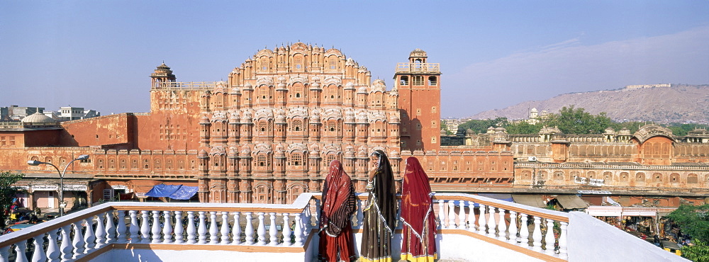 Women in saris in front of the facade of Hawa Mahal (Palace of the Winds), Jaipur, Rajasthan state, India, Asia