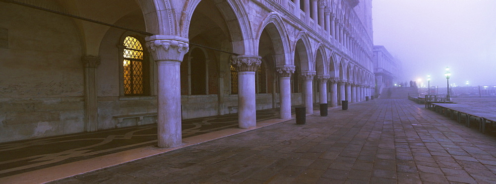 Misty dawn, Doges Palace, Venice, UNESCO World Heritage Site, Veneto, Italy, Europe