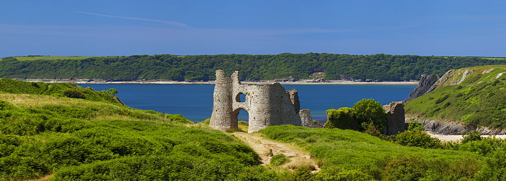 Pennard Castle (Penmaen Castle) overlooking Three Cliffs Bay, Gower, Wales, United Kingdom, Europe