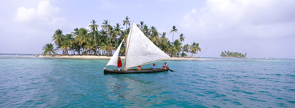 Traditional boat of the Cuna Indians, Kuanidup Island, Rio Sidra, San Blas Islands, Panama, Central America