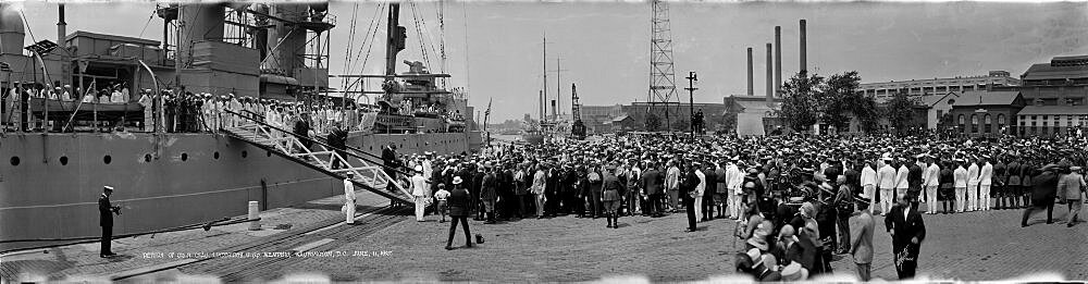 Lindbergh disembarks USS Memphis