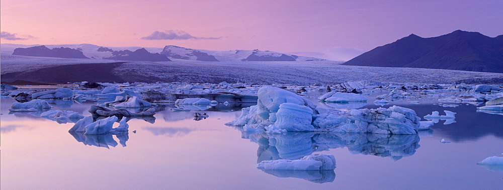 Jokulsarlon glacial lagoon, Breidamerkurjokull (Vatnajokull) glacier in the distance, Iceland, Polar Regions