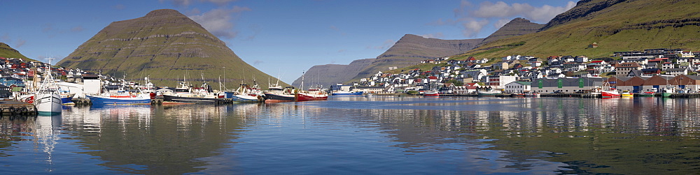 Panoramic view of Klaksvik, fishing boats and harbour, second largest town in the Faroes, Bordoy Island, Nordoyar, Faroe Islands (Faroes), Denmark, Europe