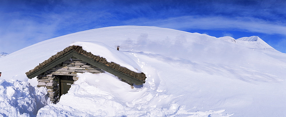 Stone hut below Mount Smiubelgen, 2016 m, Peer Gynt-hytta 2005, Rondane National Park, Oppland, Norway, Scandinavia, Europe