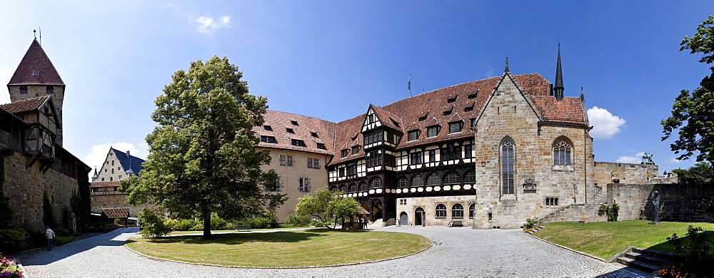 Courtyard with Fuerstenbau building, fountain and chapel, Veste Coburg castle, Coburg, Upper Franconia, Franconia, Bavaria, Germany, Europe