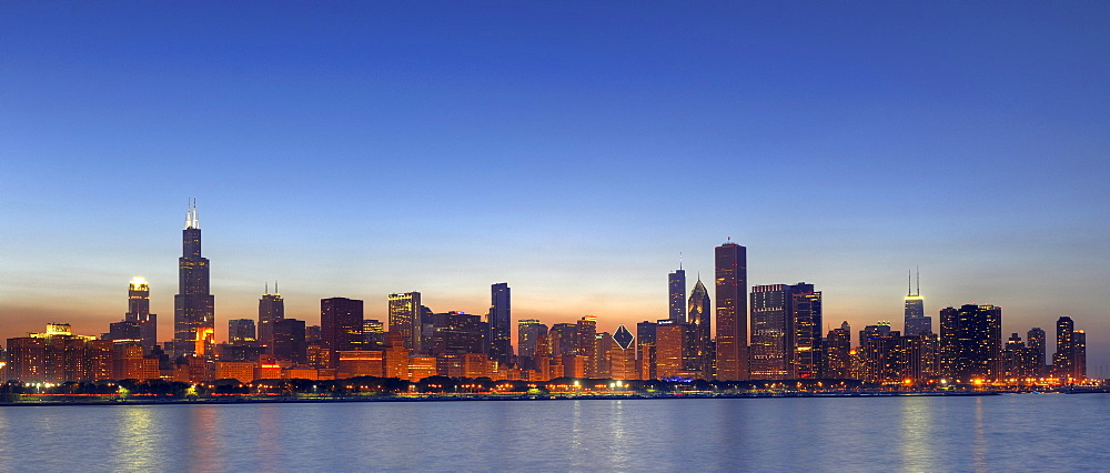 Panoramic photograph, evening mood, Willis Tower, formerly named Sears Tower and renamed in 2009, 311 South Wacker Drive skyscraper, John Hancock Center, Aon Center, Two Prudential Plaza, Trump Tower, skyline, Lake Michigan, Chicago, Illinois, United Stat