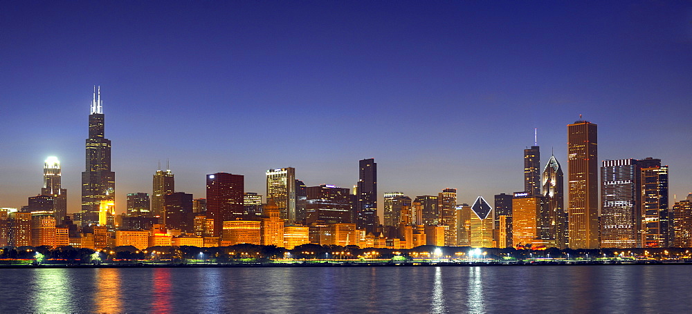 Night shot, Willis Tower, formerly named Sears Tower and renamed in 2009, 311 South Wacker Drive skyscraper, John Hancock Center, Aon Center, Two Prudential Plaza, Trump Tower, skyline, Lake Michigan, Chicago, Illinois, United States of America, USA