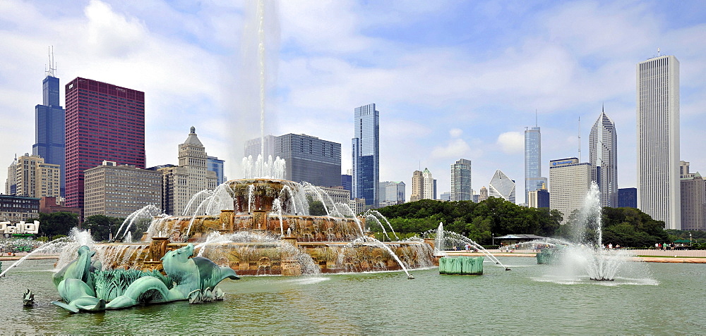 Buckingham Fountain, Grant Park, skyline with Willis Tower at the back, formerly named Sears Tower, CNA Center, Legacy at Millennium Park Building, Two Prudential Plaza, Smurfit-Stone Building, Metropolitan Tower, Aon Center, Chicago, Illinois, United Sta