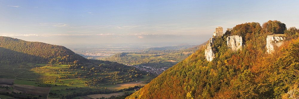 Reussenstein castle ruins above Neidlinger Tal valley in autumn, Swabian Alb, Baden-Wuerttemberg, Germany, Europe