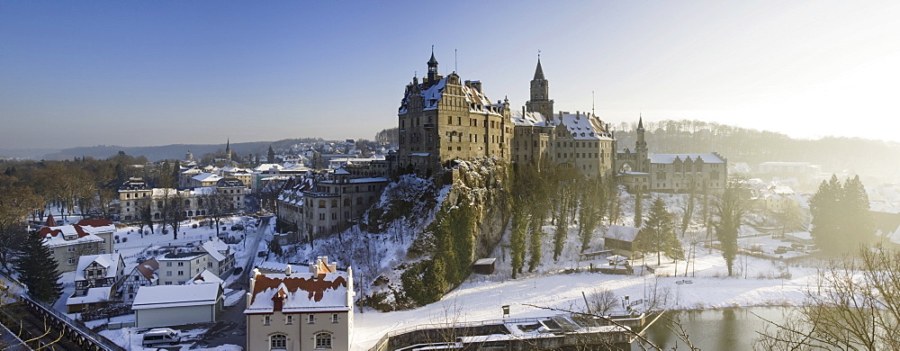 Schloss Sigmaringen castle or Hohenzollernschloss castle, Sigmaringen, Naturpark Obere Donau nature park, Swabian Alb, Baden-Wuerttemberg, Germany, Europe